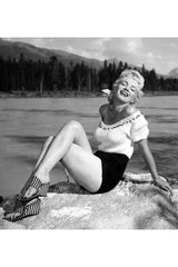 a picture of Marlyn Monroe wear a Rosaly womans pullover sweater